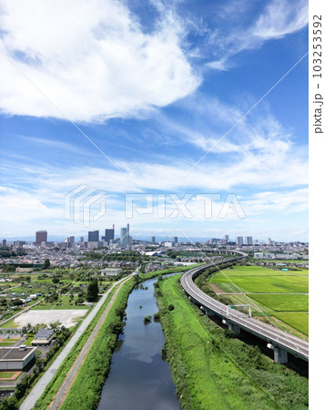 「埼玉県」ドローンで撮影した夏空のと沼田んぼの風景 「埼玉県」ドローンで撮影した夏空のと沼田んぼの風景 103253592