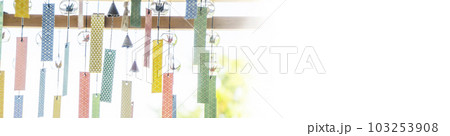 屋外に吊るされたたくさんの風鈴 103253908