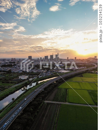 「埼玉県」ドローンで見沼田んぼの夕景を空撮 103254139