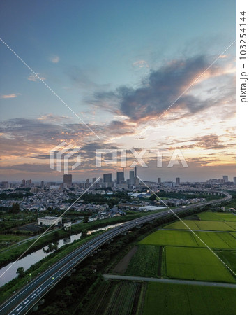 「埼玉県」ドローンで見沼田んぼの夕景を空撮 103254144