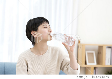水分補給をする若い女性 103254875