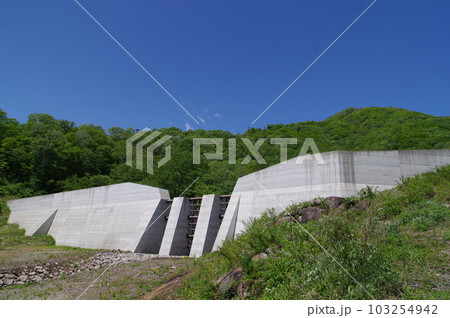 信州　小谷村の砂防施設　栂池沢3号砂防堰堤　鋼製スリット3連格子枠の大型堰堤 103254942
