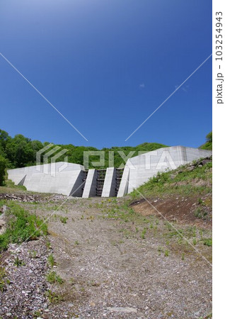 信州 小谷村の砂防施設 栂池沢3号砂防堰堤 鋼製スリット3連格子枠の大型堰堤 信州 小谷村の砂防施設 栂池沢3号砂防堰堤 鋼製スリット3連格子枠の大型堰堤 103254943