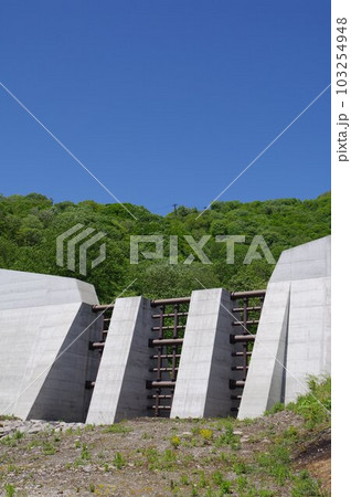 信州 小谷村の砂防施設 栂池沢3号砂防堰堤 鋼製スリット3連格子枠の大型堰堤 信州 小谷村の砂防施設 栂池沢3号砂防堰堤 鋼製スリット3連格子枠の大型堰堤 103254948