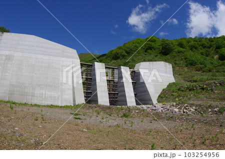 信州 小谷村の砂防施設 栂池沢3号砂防堰堤 鋼製スリット3連格子枠の大型堰堤 信州 小谷村の砂防施設 栂池沢3号砂防堰堤 鋼製スリット3連格子枠の大型堰堤 103254956