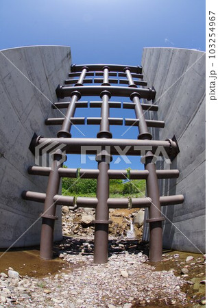 信州 小谷村の砂防施設 栂池沢3号砂防堰堤 鋼製スリット3連格子枠の大型堰堤 信州 小谷村の砂防施設 栂池沢3号砂防堰堤 鋼製スリット3連格子枠の大型堰堤 103254967