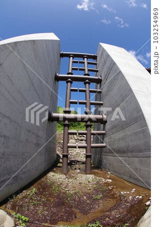 信州　小谷村の砂防施設　栂池沢3号砂防堰堤　鋼製スリット3連格子枠の大型堰堤 103254969