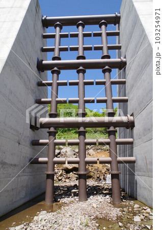 信州　小谷村の砂防施設　栂池沢3号砂防堰堤　鋼製スリット3連格子枠の大型堰堤 103254971