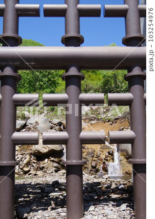 信州　小谷村の砂防施設　栂池沢3号砂防堰堤　鋼製スリット3連格子枠の大型堰堤 103254976