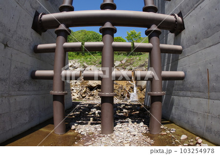 信州　小谷村の砂防施設　栂池沢3号砂防堰堤　鋼製スリット3連格子枠の大型堰堤 103254978