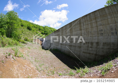 信州　小谷村の砂防施設　栂池沢3号砂防堰堤　鋼製スリット3連格子枠の大型堰堤 103254985
