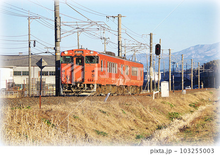 夕方の中海沿線を走る朱色の普通列車(イラスト風) 夕方の中海沿線を走る朱色の普通列車(イラスト風) 103255003