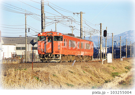 夕方の中海沿線を走る朱色の普通列車(イラスト風) 夕方の中海沿線を走る朱色の普通列車(イラスト風) 103255004