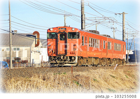 夕方の中海沿線を走る朱色の普通列車（イラスト風） 103255008