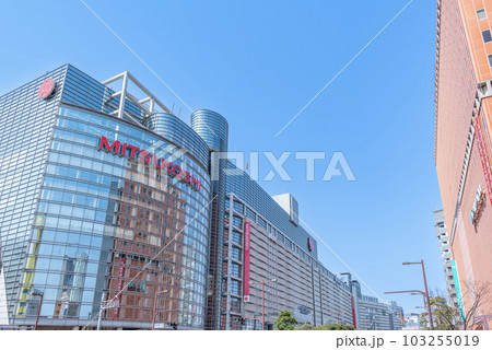 福岡県福岡市　人気の観光地　数々の商業施設が立ち並ぶ快晴の天神の街並み 103255019