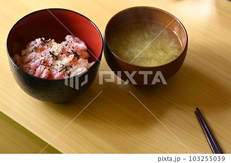 和食の朝食　味噌汁とマグロのたたきご飯 103255039