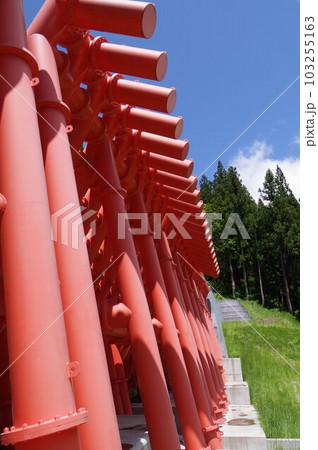 信州　小谷村の砂防施設　ガン沢砂防堰堤　朱色の大規模鋼製スリットが特徴的 103255163
