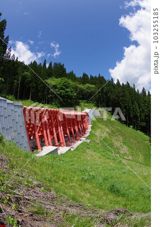 信州　小谷村の砂防施設　ガン沢砂防堰堤　朱色の大規模鋼製スリットが特徴的 103255185