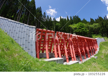 信州　小谷村の砂防施設　ガン沢砂防堰堤　朱色の大規模鋼製スリットが特徴的 103255226