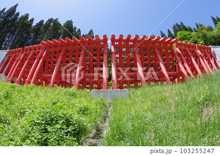信州　小谷村の砂防施設　ガン沢砂防堰堤　朱色の大規模鋼製スリットが特徴的 103255247