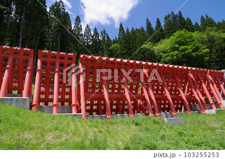信州 小谷村の砂防施設 ガン沢砂防堰堤 朱色の大規模鋼製スリットが特徴的 信州 小谷村の砂防施設 ガン沢砂防堰堤 朱色の大規模鋼製スリットが特徴的 103255253