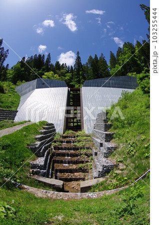 信州　小谷村の砂防施設　大草連砂防堰堤　スリット鋼板で覆われた堰堤 103255444