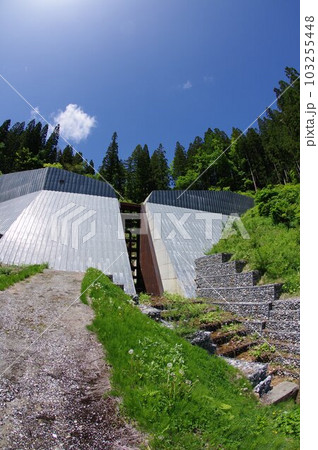 信州 小谷村の砂防施設 大草連砂防堰堤 スリット鋼板で覆われた堰堤 信州 小谷村の砂防施設 大草連砂防堰堤 スリット鋼板で覆われた堰堤 103255448