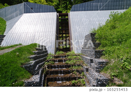 信州 小谷村の砂防施設 大草連砂防堰堤 スリット鋼板で覆われた堰堤 信州 小谷村の砂防施設 大草連砂防堰堤 スリット鋼板で覆われた堰堤 103255453