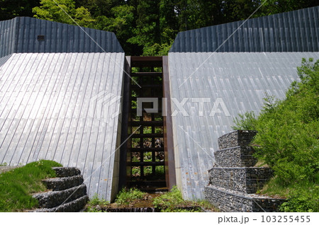 信州　小谷村の砂防施設　大草連砂防堰堤　スリット鋼板で覆われた堰堤 103255455