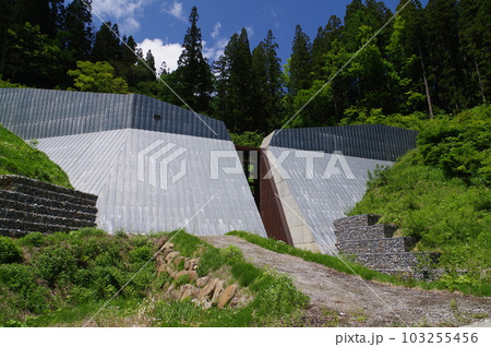 信州　小谷村の砂防施設　大草連砂防堰堤　スリット鋼板で覆われた堰堤 103255456