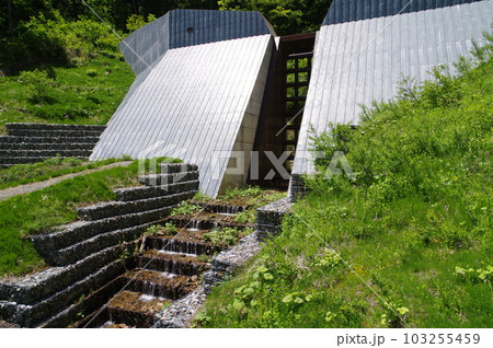 信州　小谷村の砂防施設　大草連砂防堰堤　スリット鋼板で覆われた堰堤 103255459