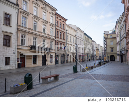ポーランド】クラクフ旧市街の歴史的な建築が立ち並ぶ早朝で閑散とした