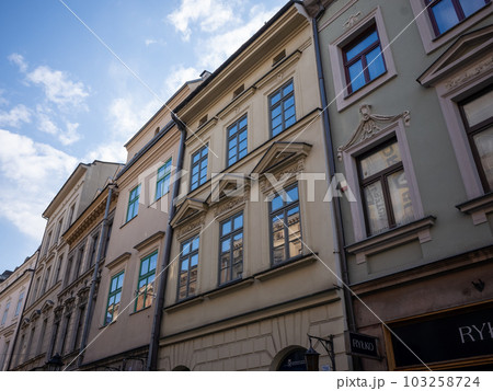 ポーランド】クラクフ旧市街の伝統的な建物の外観と窓に反射する風景の
