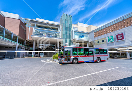 日本の横浜都市景観　たまプラーザ駅などを望む 103259168