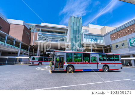 日本の横浜都市景観　たまプラーザ駅などを望む 103259173