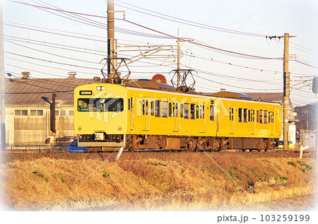 夕方の中海沿線を走る黄色の普通電車(イラスト風) 夕方の中海沿線を走る黄色の普通電車(イラスト風) 103259199
