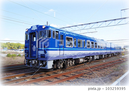JR荒島駅を通過する観光列車あめつち(イラスト風) JR荒島駅を通過する観光列車あめつち(イラスト風) 103259395