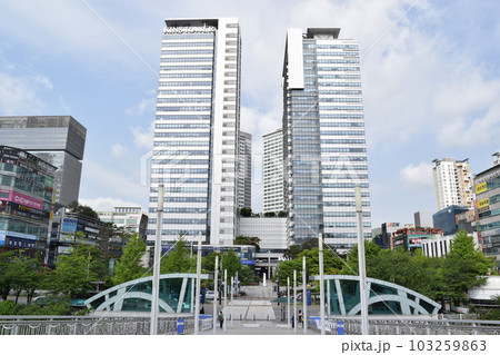 韓国 ソウル近郊の駅前風景(城南市盆唐区亭子洞) 韓国 ソウル近郊の駅前風景(城南市盆唐区亭子洞) 103259863