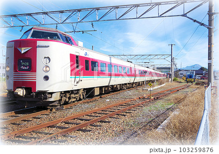JR荒島駅を通過する特急やくも号：ノーマル編成（イラスト風） 103259876