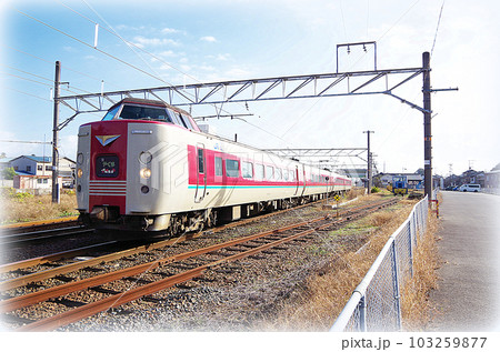 JR荒島駅を通過する特急やくも号：ノーマル編成（イラスト風） 103259877