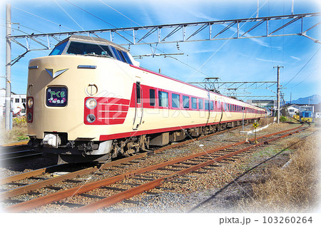 JR荒島駅を通過する特急やくも号：国鉄色リバイバル編成（イラスト風） 103260264