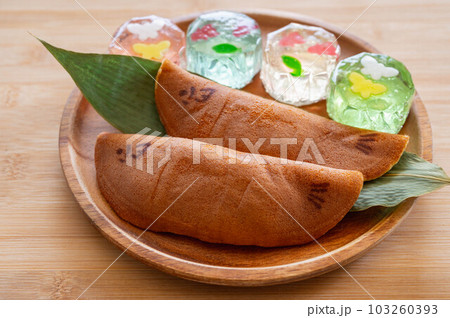 木の皿に盛った初夏の和菓子 103260393