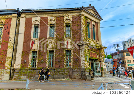北海道　小樽市　小樽堺町通り商店街（旧百十三銀行小樽支店） 103260424
