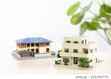 机に置かれた住宅模型 机に置かれた住宅模型 103260774