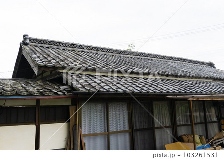 古い老朽化した空き家 103261531