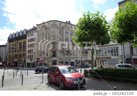 ドイツ・フランクフルトの昼景色・建築 103262320