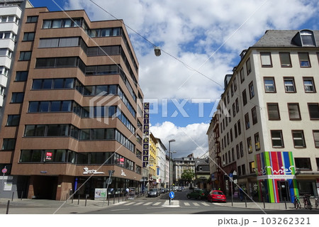 ドイツ・フランクフルトの昼景色・建築 103262321