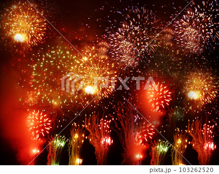 花火は真夏の夜空を華やかに彩る。色と破裂音と消え行く光と目にも耳にも心にも鮮やかに 花火は真夏の夜空を華やかに彩る。色と破裂音と消え行く光と目にも耳にも心にも鮮やかに 103262520