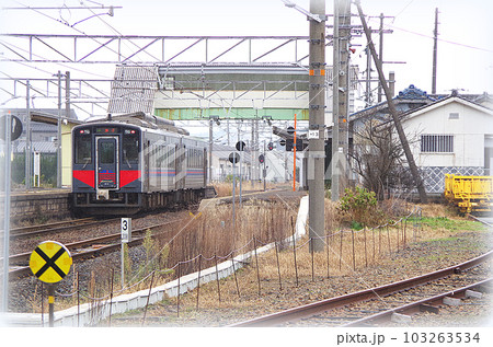 単線区間の駅で運行に遅れが生じている特急列車の通過を待つ普通列車（イラスト風） 103263534
