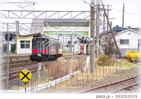 単線区間の駅で運行に遅れが生じている特急列車の通過を待つ普通列車（イラスト風） 103263535